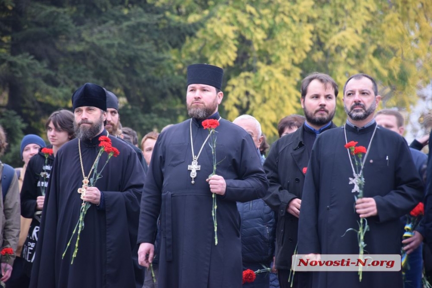 В Николаеве ко Дню освобождения Украины от немецко-фашистских захватчиков возложили цветы