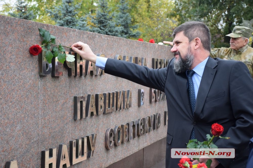 В Николаеве ко Дню освобождения Украины от немецко-фашистских захватчиков возложили цветы