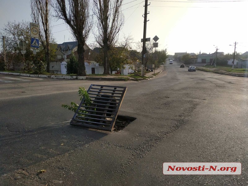 В Николаеве посреди дороги препятствие — провалилась ливневка