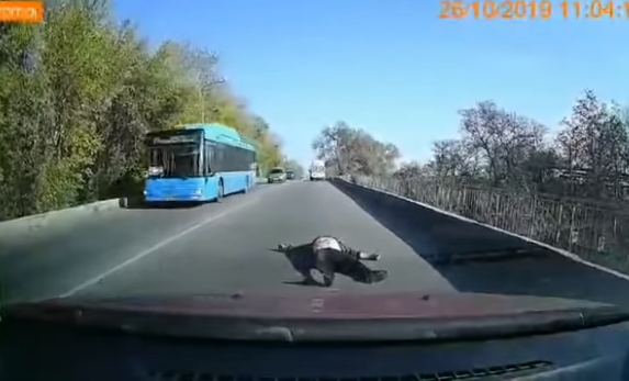 Пациент выпал из кареты скорой помощи на полном ходу прямо на дорогу. ВИДЕО