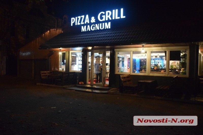 В Николаеве пьяный мужчина пытался запугать оружием посетителей пиццерии
