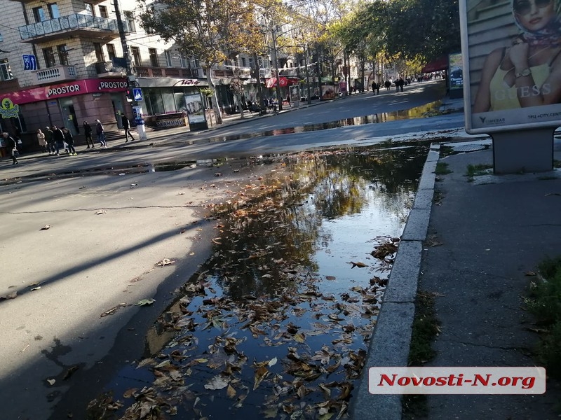 В центр Николаева потоп — улицы заливает чистой водой