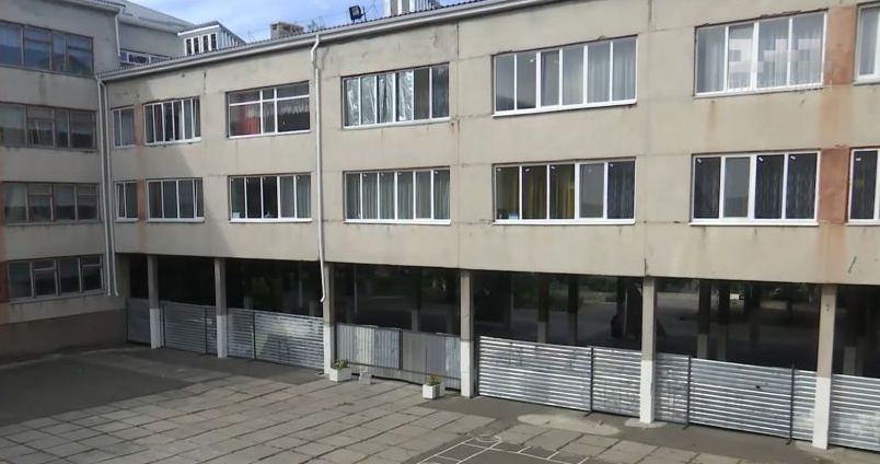 «Тришкин кафтан»: в николаевской школе течет крыша – на ремонт  деньги перебросили со спортплощадки