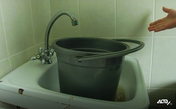 В Николаеве общежитие второй день «сидит» без воды — труба оказалась «бесхозной»