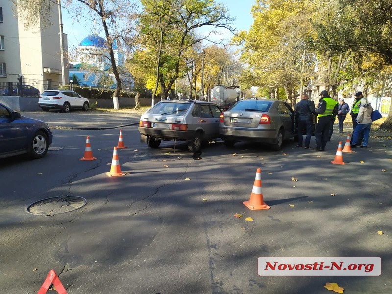 В центре Николаева ВАЗ врезался в «Шкоду»: пострадала пассажир