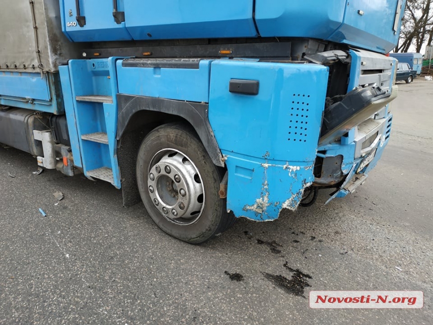 Под Николаевом столкнулись грузовик и «Жигули»: один пострадавший