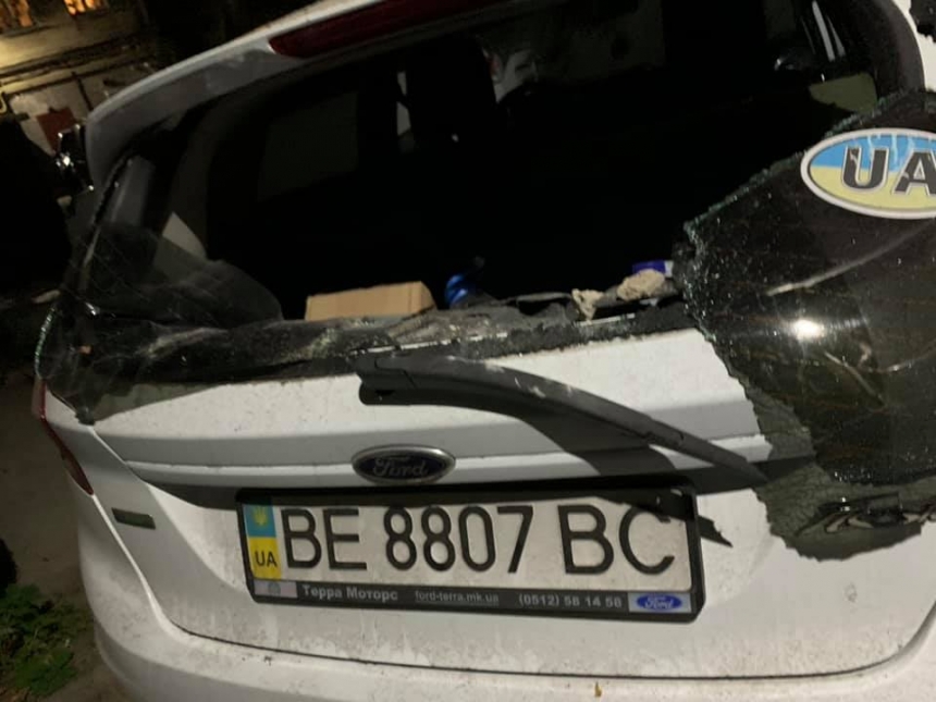 В Николаеве куски отделки фасада дома рухнули на автомобиль. ФОТО