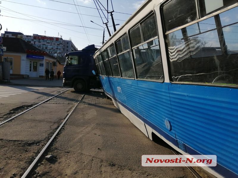 В Николаеве фура протаранила трамвай и вытолкнула его с рельсов