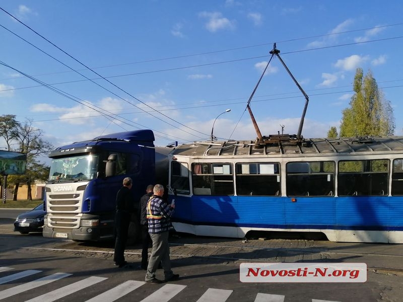 В Николаеве фура протаранила трамвай и вытолкнула его с рельсов