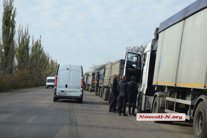 На въезде в Николаев со стороны Херсона скопились сотни зерновозов. ВИДЕО