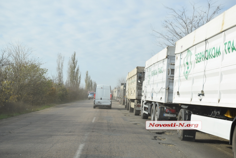 На въезде в Николаев со стороны Херсона скопились сотни зерновозов. ВИДЕО