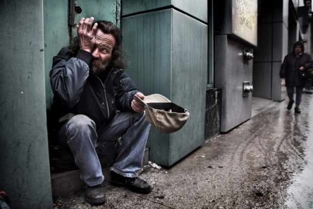 В Николаеве почти 2000 бездомных живут в подвалах и на вокзалах — среди них есть дети