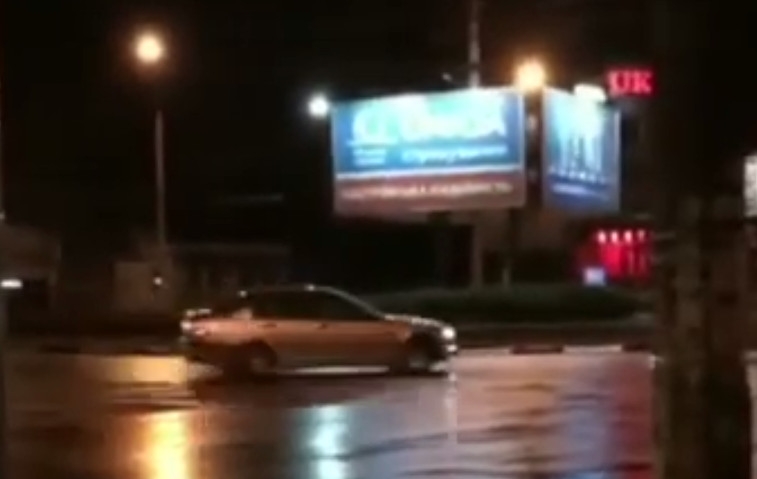 В Николаеве водитель «дрифтовал» на Пушкинском кольце, создавая аварийную ситуацию. ВИДЕО