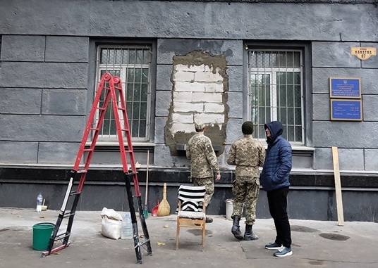 В Одессе замуровали стену на месте снесенного барельефа маршалу Жукову