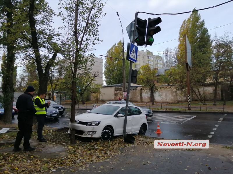 В Николаеве дама на «Фольксвагене» врезалась в светофор: огромная пробка