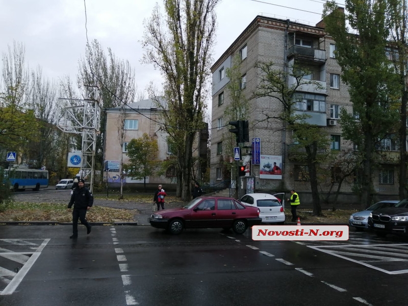 В Николаеве дама на «Фольксвагене» врезалась в светофор: огромная пробка