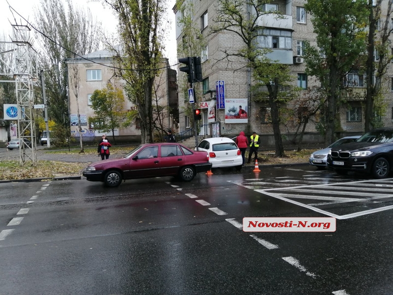 В Николаеве дама на «Фольксвагене» врезалась в светофор: огромная пробка