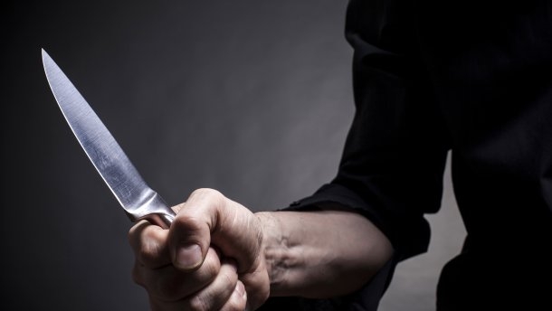 В Одессе николаевец ударил девушку ножом за замечание