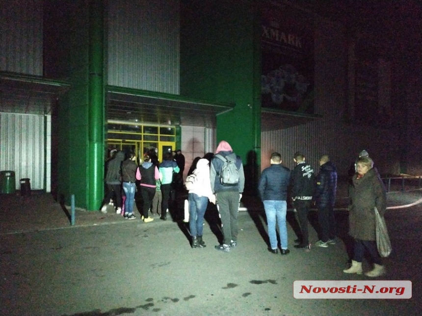 В крупном торговом центре Николаева пожар — эвакуированы сотни покупателей и сотрудников