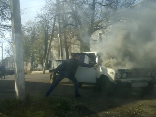 На Николаевщине на ходу загорелся ВАЗ. ВИДЕО