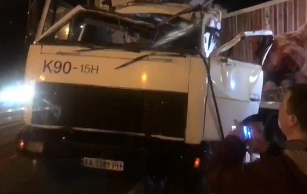 В Киеве  грузовик без тормозов протаранил девять авто