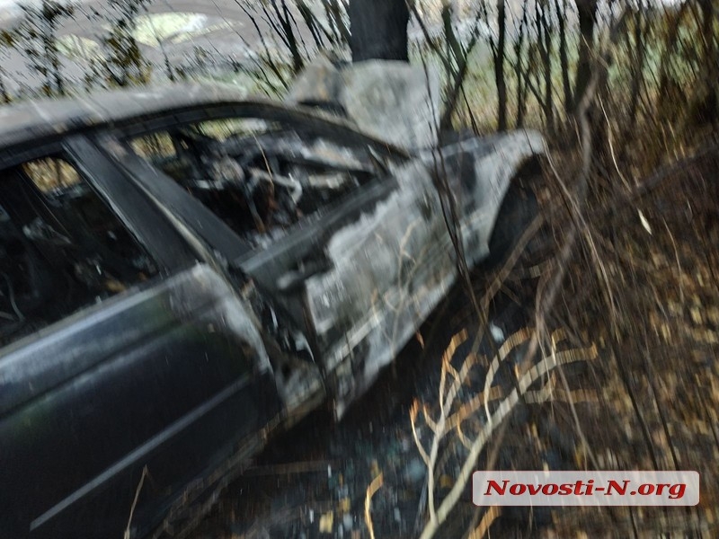 Под Николаевом автомобиль слетел в кювет и загорелся: есть пострадавшие