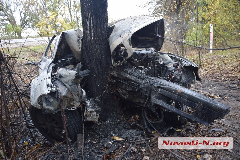 Под Николаевом сгорел автомобиль «БМВ»: водитель и пассажир госпитализированы