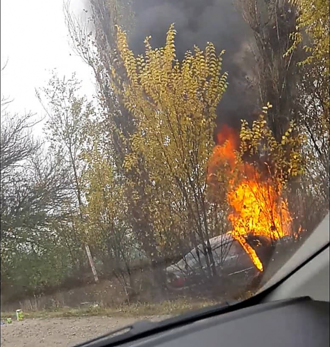 Под Николаевом сгорел автомобиль «БМВ»: водитель и пассажир госпитализированы