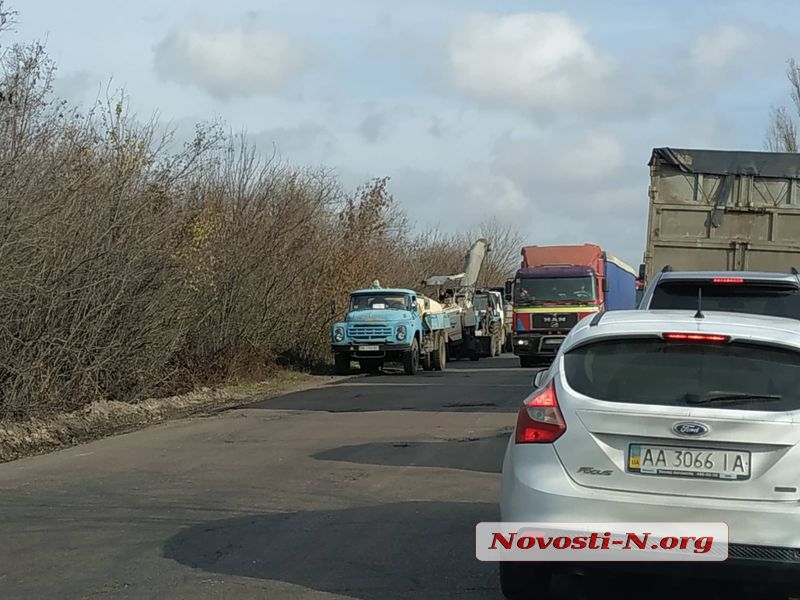 На выезде из Николаева ремонтируют дорогу на Херсон