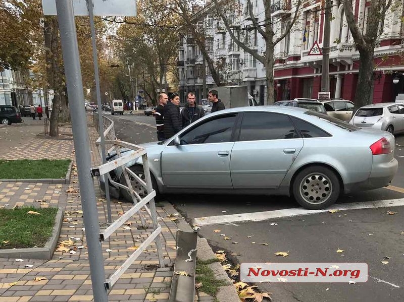 В центре Николаеве девушка на «Ауди» врезалась забор возле кофейни