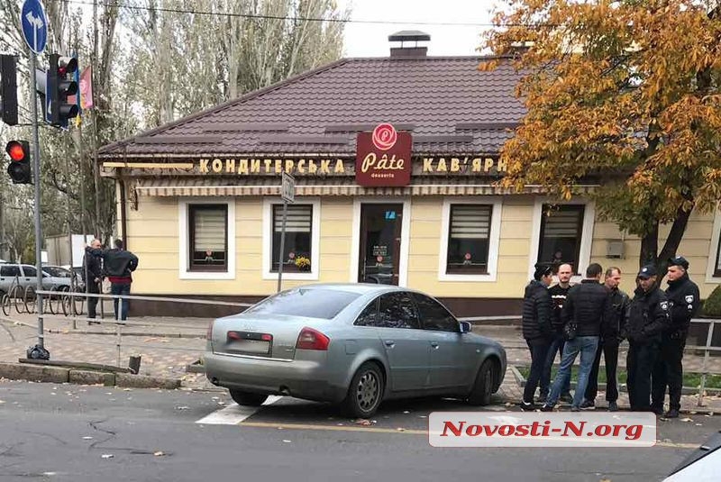 В центре Николаеве девушка на «Ауди» врезалась забор возле кофейни