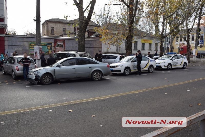 В центре Николаеве девушка на «Ауди» врезалась забор возле кофейни