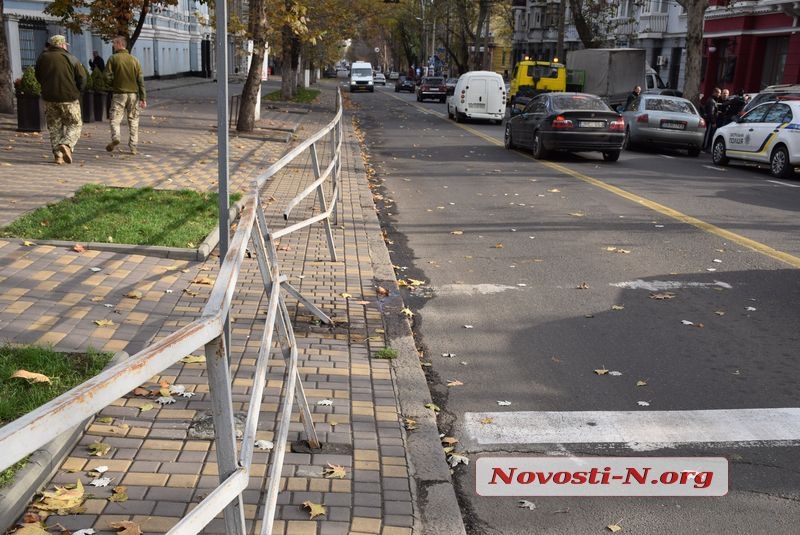 В центре Николаеве девушка на «Ауди» врезалась забор возле кофейни