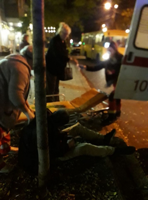 В Одессе водитель маршрутки выбросил пассажира, которому стало плохо, на тротуар. ВИДЕО
