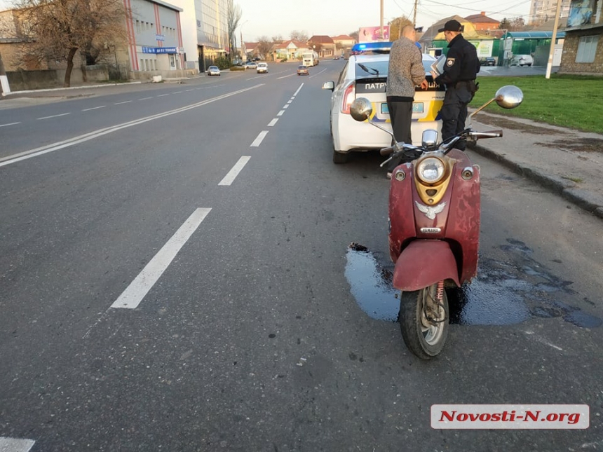 В Николаеве мопедист с пассажиром пытались сбежать от полиции: одного поймали, другой скрылся. ВИДЕО
