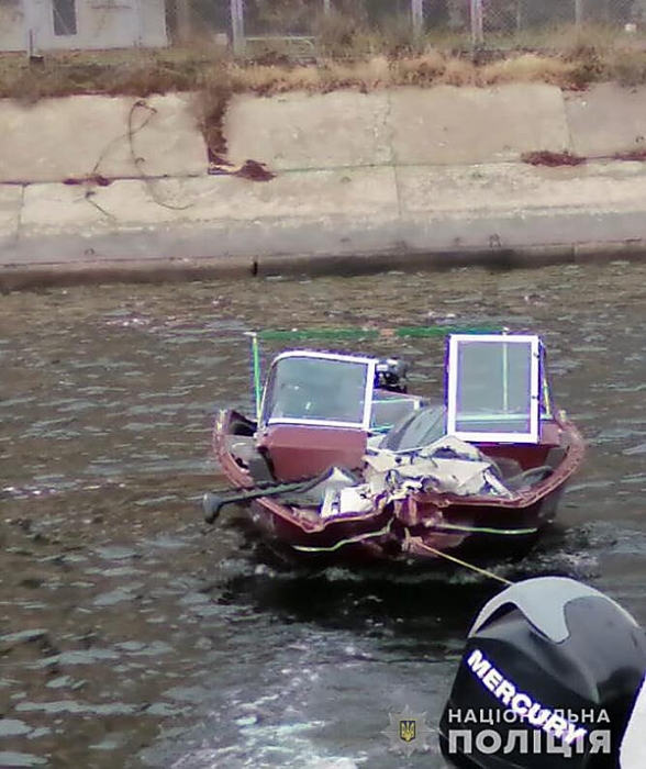 В Херсоне двое пьяных рыбаков на лодке врезались в баржу: оба госпитализированы