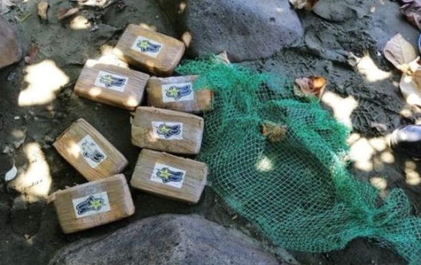 На побережье Франции выбросило 150 килограммов кокаина