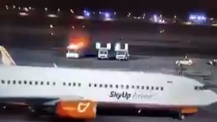 Появилось видео, как в Египте загорелся украинский самолет