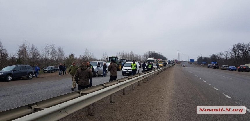 Проезд на трассе Николаев — Херсон открыт, но образовалась огромная пробка