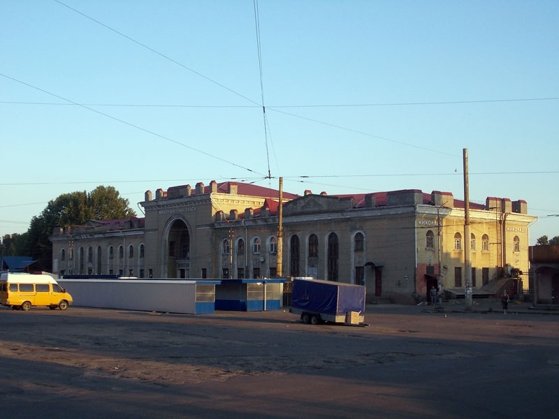 Площадь у старого ж/д вокзала не хотят делать пешеходной, чтоб ее не заставили будками