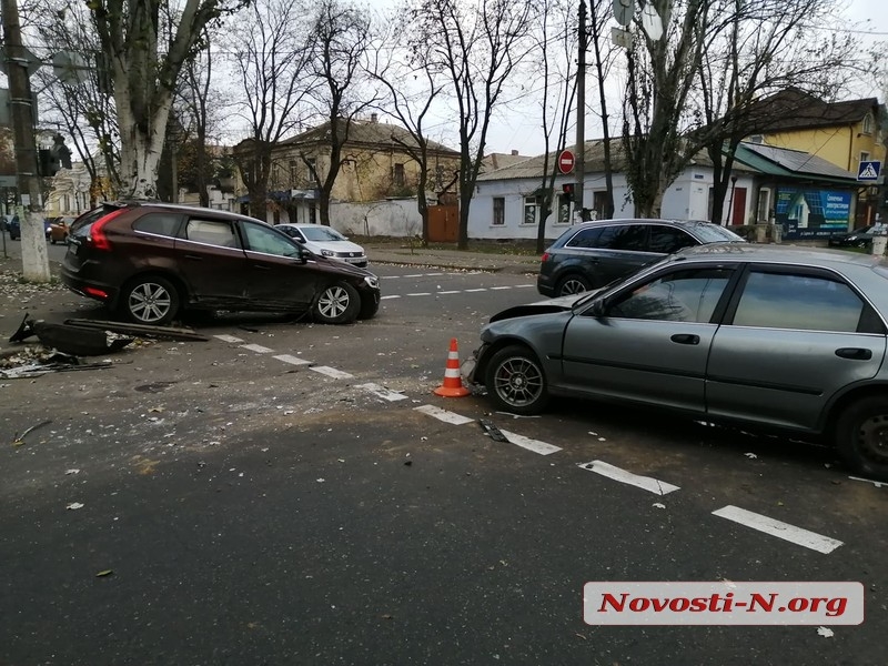 ДТП и машина в дереве: в Николаеве дама на Volvo поворачивала на «красный» и против движения