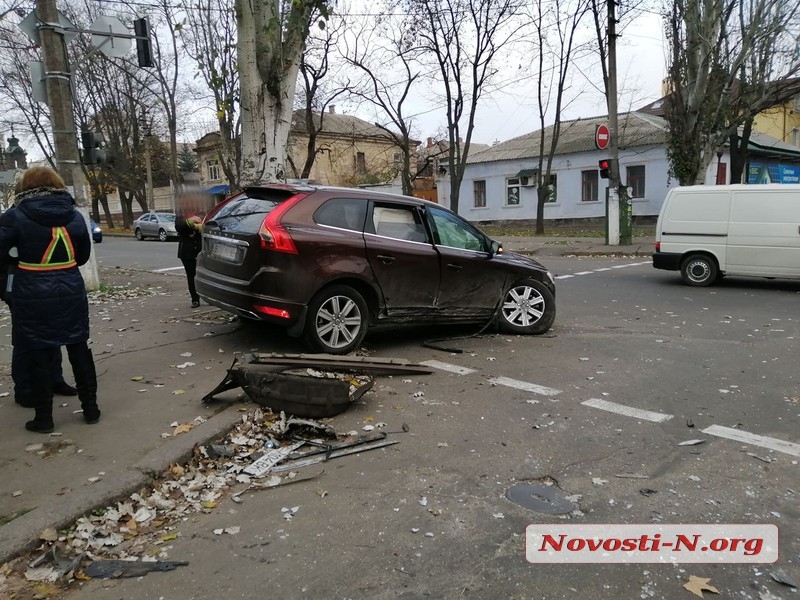 ДТП и машина в дереве: в Николаеве дама на Volvo поворачивала на «красный» и против движения