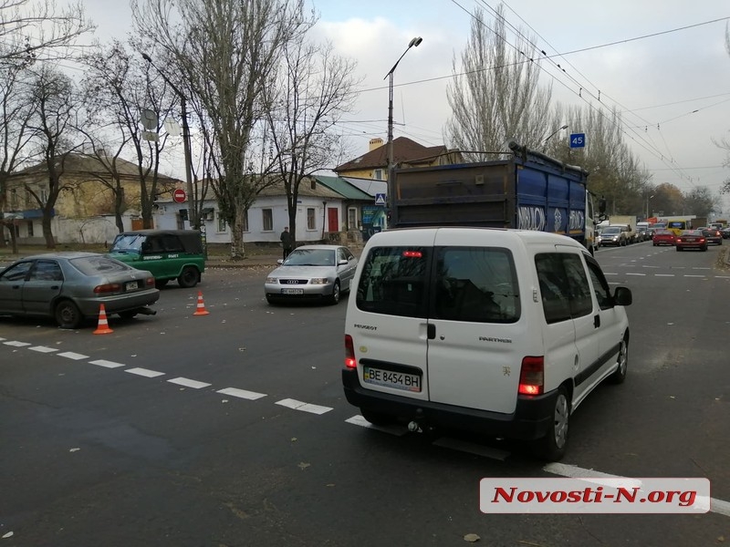 ДТП и машина в дереве: в Николаеве дама на Volvo поворачивала на «красный» и против движения