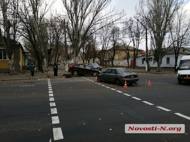 ДТП и машина в дереве: в Николаеве дама на Volvo поворачивала на «красный» и против движения