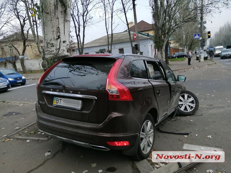 ДТП и машина в дереве: в Николаеве дама на Volvo поворачивала на «красный» и против движения