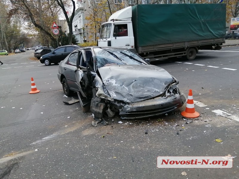 ДТП и машина в дереве: в Николаеве дама на Volvo поворачивала на «красный» и против движения