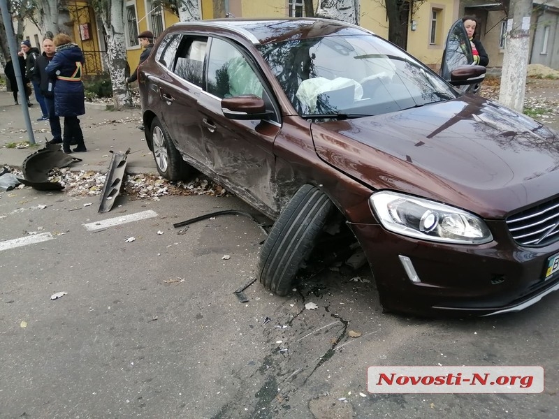 ДТП и машина в дереве: в Николаеве дама на Volvo поворачивала на «красный» и против движения