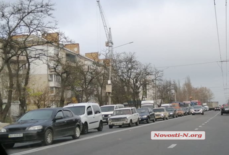 В Николаеве транспорт в Соляных застыл в пробке