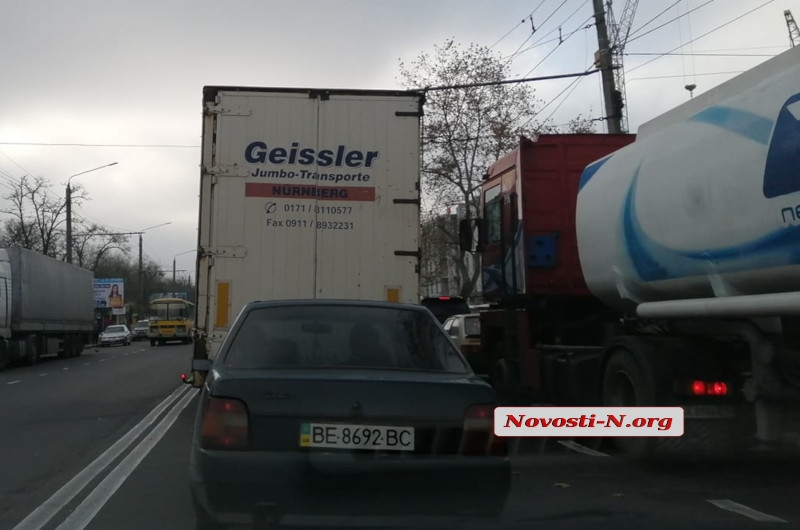 В Николаеве транспорт в Соляных застыл в пробке