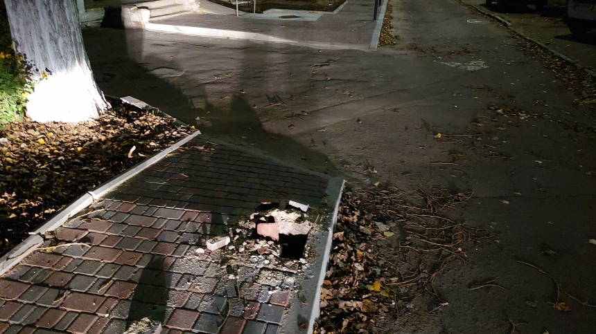 В Николаеве раскурочили новый тротуар и выломали металлический столбик